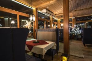 a dining room with a table in a restaurant at Willa Pokusa in Szczawnica