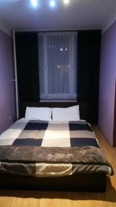 Posteľ alebo postele v izbe v ubytovaní Goldapartman Salgótarján
