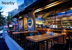 Zona de lounge sau bar la Rothschild Luxury Suite Haifa
