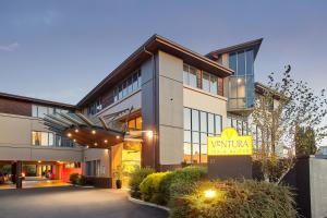 汉密尔顿汉密尔顿文图拉套房酒店的建筑前有标志的酒店