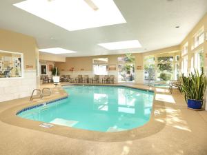 Una gran piscina en el vestíbulo de un hotel. en Crystal Inn Hotel & Suites - Salt Lake City, en Salt Lake City