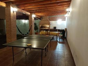 una habitación con dos mesas de ping pong. en Accueillant Salta en Salta