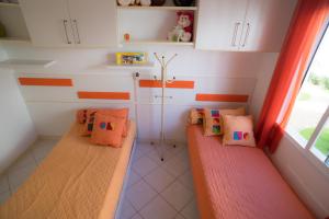 a small room with two benches with pillows at apto na Praia do Ingleses in Florianópolis