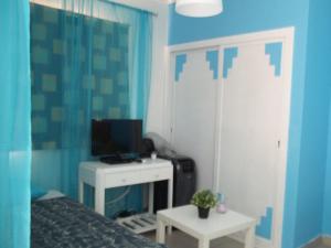 ポルティマンにあるAncora T0 Apartamento Praia da Rochaのベッドルーム1室(ベッド1台、デスク、テレビ付)