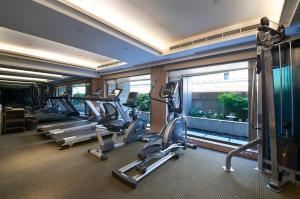 台北的住宿－台北美侖大飯店，一间健身房,里面设有一排跑步机和椭圆机