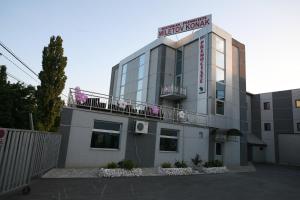 een gebouw met een bord erop bij Guest House MK Star in Belgrado
