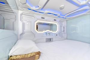 Postel nebo postele na pokoji v ubytování Space Q Capsule Hotel