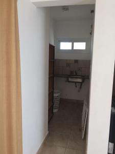 un bagno con lavandino e finestra di Altas Mareas a Las Grutas