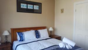 A bed or beds in a room at Pakington Ensuite homestay