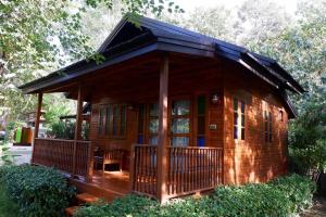 eine Holzhütte mit Walmdach in der Unterkunft Doithinnan Resort in Nan