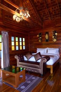 ein Schlafzimmer mit einem Bett und einer Couch in einem Zimmer in der Unterkunft Doithinnan Resort in Nan