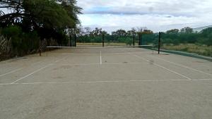 Tennis och/eller squashbanor vid eller i närheten av Otjohotozu Guestfarm