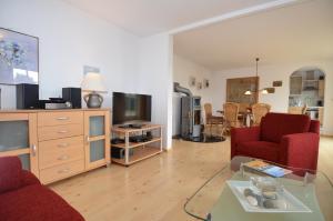 ein Wohnzimmer mit einem Sofa und einem TV in der Unterkunft Alte Büdnerei - Apt 01 Erdgeschoss in Ostseebad Sellin