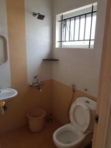 uma casa de banho com um WC e um lavatório em SK Residency em Coimbatore