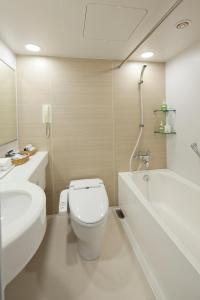 La salle de bains est pourvue de toilettes, d'un lavabo et d'une baignoire. dans l'établissement Hotel Granvia Osaka-JR Hotel Group, à Osaka