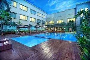 ASTON Tropicana Hotel Bandung في باندونغ: مسبح امام مبنى