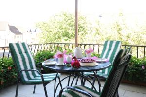 a table with chairs and a bowl of food on a balcony at Ferienwohnung Zeck in Bad Staffelstein