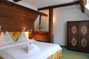 Postel nebo postele na pokoji v ubytování Hotel Schloss Leonstain