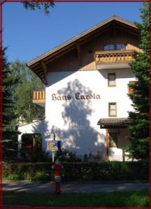 Un edificio con le parole di Santa Carla sopra. di Haus Carola a Bad Füssing