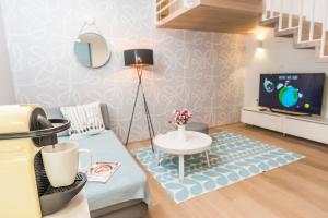 mały salon z kanapą i telewizorem w obiekcie Luxury Suites Liechtenstein w Wiedniu