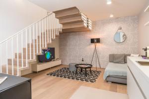 salon ze schodami i kanapą w obiekcie Luxury Suites Liechtenstein w Wiedniu