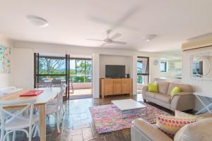 Μια τηλεόραση ή/και κέντρο ψυχαγωγίας στο Munna Beach Apartments