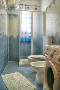 ガリポリにあるAttico Baia Verdeのバスルーム(トイレ、洗濯機付)