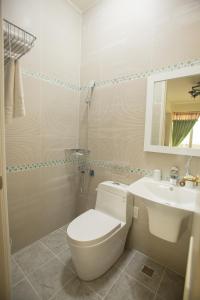 a bathroom with a toilet and a sink at Pretty Flowers Homestay in Jian +11 photos