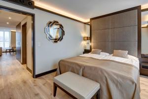 Postel nebo postele na pokoji v ubytování Hotel Monopol Luzern
