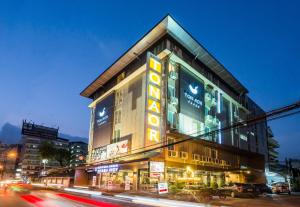 曼谷统奥广场酒店的路边有招牌的建筑物