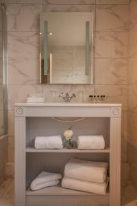 A bathroom at Leixlip Manor Hotel