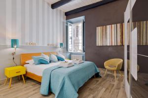 ローマにあるRome As You Feel - Design Apartment at Colosseumのベッドルーム1室(ベッド1台、椅子付)