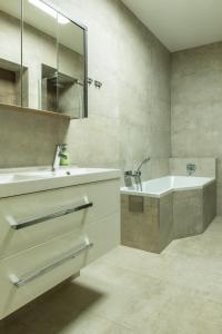 Vonios kambarys apgyvendinimo įstaigoje Exclusive 3 Bedroom Top-Notch Flat, GREAT LOCATION