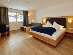 Ein Bett oder Betten in einem Zimmer der Unterkunft Hotel Garni Kristall