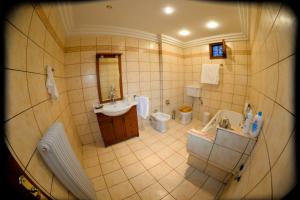 łazienka z umywalką, toaletą i wanną w obiekcie Traditional Mansion Calliopec-UVC sterilized w mieście Makrinítsa