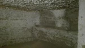 プレシッチェにあるAffittacamere Corte Marcheseの石垣の上に水をかけた壁