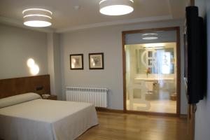 Łóżko lub łóżka w pokoju w obiekcie Hotel - Restaurante Casa Rosita