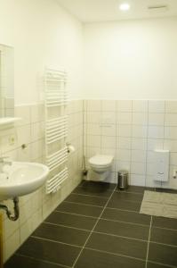 a bathroom with a toilet and a sink at Ferienwohnung 1 Wildgans in Sagard