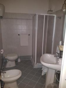 シエナにあるBnB Residenza d Epoca il Casatoのバスルーム(シャワー、トイレ、シンク付)