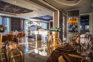 a restaurant with a table and chairs in a room at Hotel Villa Pascucci in Durrës