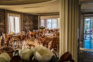 a room full of tables with chairs and glasses at Hotel Villa Pascucci in Durrës +37 photos