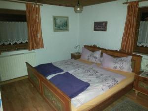 貝希特斯加登的住宿－Rottl-Sepp Renoth Karoline，一间卧室,卧室内配有一张大床