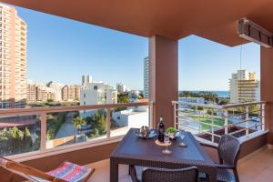 - Balcón con mesa de comedor y vistas a la ciudad en Beach View Apartment Litoralmar, en Portimão