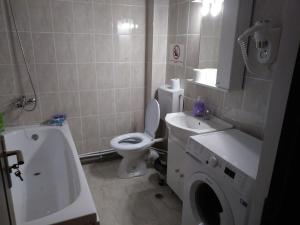 ヤシにあるAlexys Residence 7のバスルーム(トイレ、洗面台、洗濯機付)