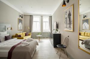 1 dormitorio con 1 cama grande y sala de estar en Krupówki 17 Resort & SPA, en Zakopane