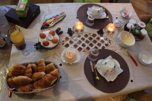 una mesa con comida, huevos y pan. en Roulotte la Dominique, en Romery