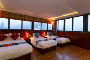 Giường trong phòng chung tại Anise Sapa Hotel
