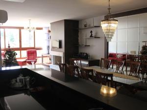 A cozinha ou cozinha compacta de Apto lindo e novo no centro Gramado