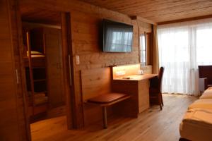 a room with a desk and a chair in a room at Natur-Genuss-Hotel Sonnasita in Faschina