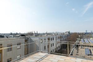 una vista desde el techo de un edificio en Hotel Breitenlee en Viena